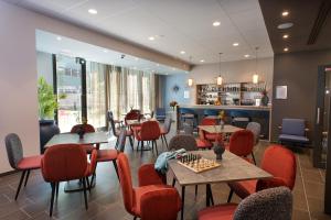 un restaurante con mesas y sillas y un tablero de ajedrez en DOMITYS LYON LA MANUFACTURE, en Lyon