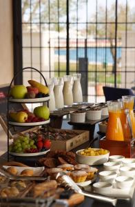 DUNATOVI DVORI Heritage Hotel في بريكو: بوفيه من الطعام على طاولة مع أطباق من الطعام