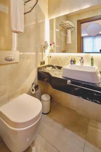 een badkamer met een wit toilet en een wastafel bij Atro Hotel in Istanbul