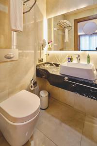 ein Badezimmer mit weißer Toilette und Waschbecken in der Unterkunft Atro Hotel in Istanbul + 46 Fotos