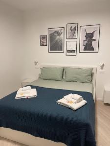 een slaapkamer met een bed met twee handdoeken erop bij A casa di Ada [127] in Pescara
