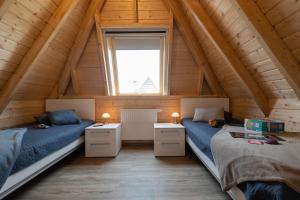 um quarto no sótão com 2 camas e uma janela em MP 18 - Strandvogt 3 Komfort em Dorum Neufeld