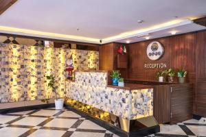 eine Hotellobby mit Rezeption in der Unterkunft Atro Hotel in Istanbul