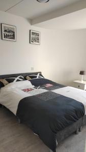 um quarto com uma cama grande num quarto em Appartement IJsselmeer Makkum strand em Makkum