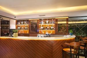 Eine Bar in einem Restaurant mit vielen Flaschen in der Unterkunft Atro Hotel in Istanbul