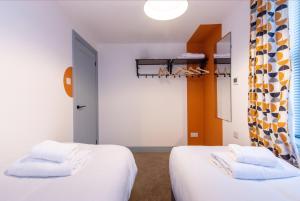 Newark Apartments: Ideal for Contractors with Parking tesisinde bir odada yatak veya yataklar