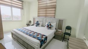 ein Schlafzimmer mit einem großen Bett in einem Zimmer in der Unterkunft HOTEL AMAR PALACE BHARATPUR in Bharatpur