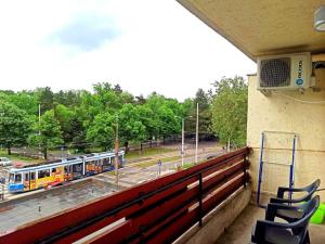 a train is on the tracks on a balcony at Nagyerdő - Simonyi út in Debrecen