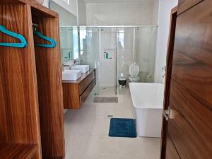 een badkamer met 2 wastafels, een bad en een toilet bij Casa con espectacular vista al lago San Juan Cosalá in San Juan Cosalá