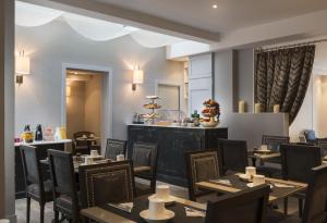 a restaurant with tables and chairs and a counter at Acacias Etoile in Paris