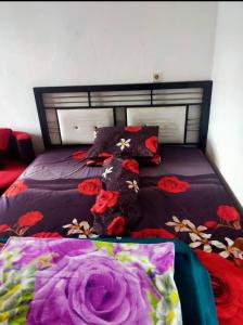 uma cama com um urso de peluche deitado sobre ela em Penginapan sweety homestays & Villas em Ciwidey