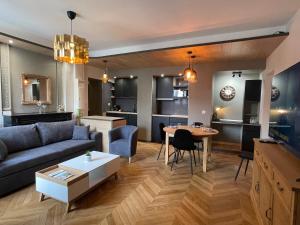 Superbe F3 meublé , hyper centre, fibre, idéal Pro في مونلوسون: غرفة معيشة مع أريكة وطاولة