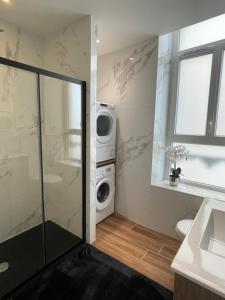 uma casa de banho com um chuveiro e uma máquina de lavar roupa em Superbe F3 meublé , hyper centre, fibre, idéal Pro em Montluçon