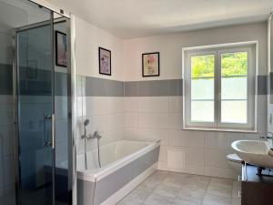 a bathroom with a bath tub and a sink at Frisch freche 3 R Ferienwohnung in Dohna
