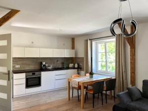 a kitchen and dining room with a table and chairs at Frisch freche 3 R Ferienwohnung in Dohna