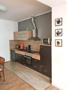 a kitchen with a sink and a stove at Geräumige moderne 3 Raumwohnung in Dohna