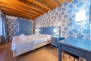 1 dormitorio con cama, escritorio y mesa en Next to the library apartments, en Verona