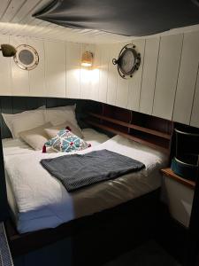 - une chambre avec un lit et 2 serviettes dans l'établissement UNE PENICHE DANS LE BASSIN À FLOT DU VIEUX PORT, à La Rochelle