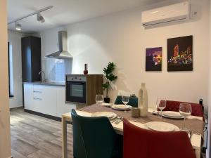 een keuken en eetkamer met een tafel en stoelen bij Luxury Glam Apartments & Studios near Coresi Mall in Braşov