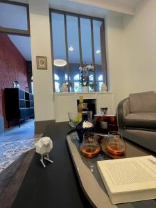 una sala de estar con una mesa con algo de comida. en Maison Manotte d’Artois en Arras