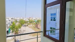 une fenêtre avec vue sur la ville dans l'établissement HOTEL AMAR PALACE BHARATPUR, à Bharatpur