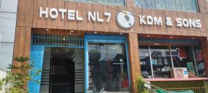 um sinal de hotel niu na frente de um edifício em HOTEL NL7 em Dimāpur