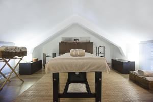 Łóżko lub łóżka w pokoju w obiekcie Hospes Las Casas del Rey de Baeza, a Member of Design Hotels
