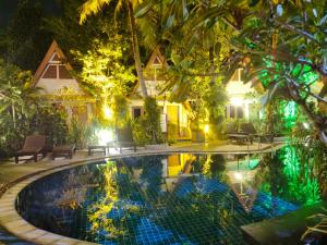 拉威海灘的住宿－Phuket Meet Holiday Hotel 普吉岛相遇酒店，夜间带游泳池的别墅