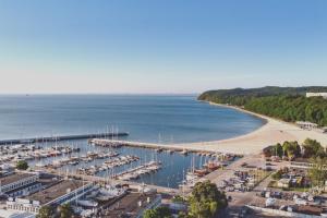 una vista aérea de un puerto deportivo con barcos en el agua en Grand Tulipan en Gdynia