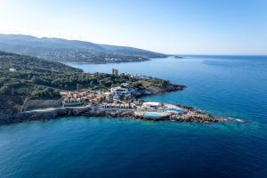 una vista aerea di un resort in acqua di Dulamerovic Resort a Bar