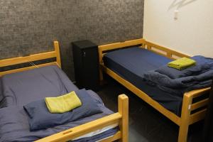 Pokój z 2 łóżkami piętrowymi w pokoju w obiekcie LodgingToyko Minowa formerly Hostel HIDEAWAY w Tokio