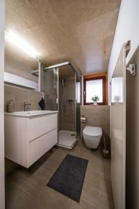 Ένα μπάνιο στο Altes Inserat Large apt in town center with garden & near lake +32 φωτογραφίες