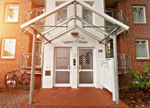 una entrada delantera de un edificio con puerta en Appart-Haus Business Apartments, en Lingen