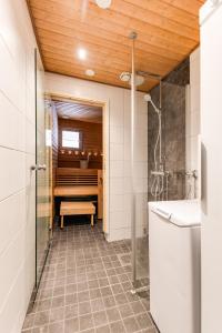 Kylpyhuone majoituspaikassa Levitori 3