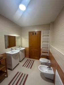 - Baño con 2 lavabos y 2 aseos en Optimal Apartment Sarajevo en Sarajevo