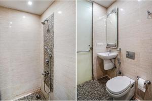 - deux photos d'une salle de bains avec toilettes et lavabo dans l'établissement FabExpress Vasundhara Suits, à Ghaziabad