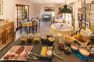 una cocina con una mesa con comida. en Hout Bay Lodge en Hout Bay