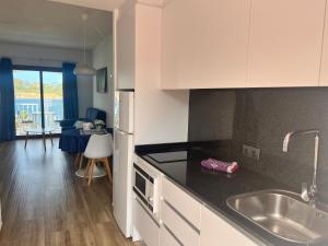 een keuken met een wastafel en een aanrecht bij Apartamentos El Bergantin Menorca Club in Fornells