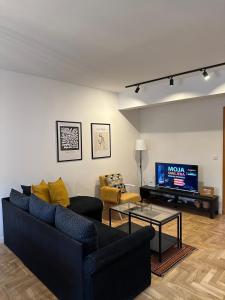 sala de estar con 2 sofás y TV en Optimal Apartment Sarajevo en Sarajevo