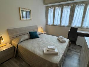 1 dormitorio con 1 cama con 2 toallas en R&B Santa Nicolella, en Catania