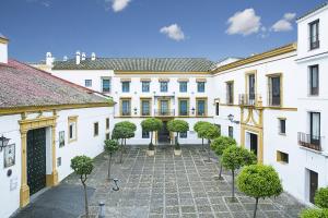 zewnętrzny widok na budynek z dziedzińcem w obiekcie Hospes Las Casas del Rey de Baeza, a Member of Design Hotels w Sewilli