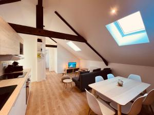 kuchnia i salon ze stołem i krzesłami w obiekcie L'Ibiza - Home Homy w mieście Montluçon +22 zdjęcia
