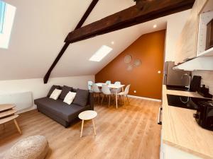 salon z kanapą i stołem w obiekcie L'Ibiza - Home Homy w mieście Montluçon