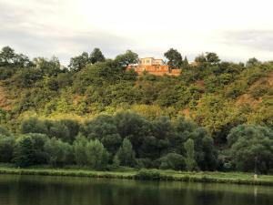 Apartmán - D - Vyhlídka nad řekou في Zdiby: منزل على قمة تل بجوار نهر