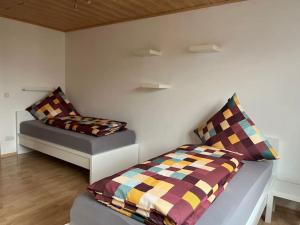 ein Schlafzimmer mit einem Bett und einem Sofa darin in der Unterkunft Ferienwohnung Aischgrund in Hallerndorf