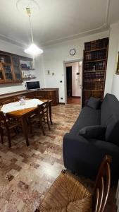 uma sala de estar com um sofá e uma mesa em Casa Salosteli em Carcare