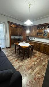 uma cozinha com uma mesa e uma sala de jantar em Casa Salosteli em Carcare