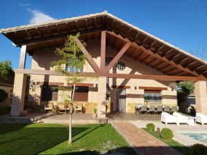 a pavilion with tables and chairs in a yard at Mi lugar favorito in Torrejón del Rey