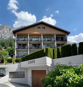 un edificio con un seto encima en Chalet-Studio, en Leukerbad