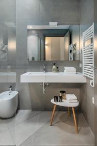 La salle de bains est pourvue d'un lavabo et d'un miroir. dans l'établissement Marino1958 RTA, à Numana